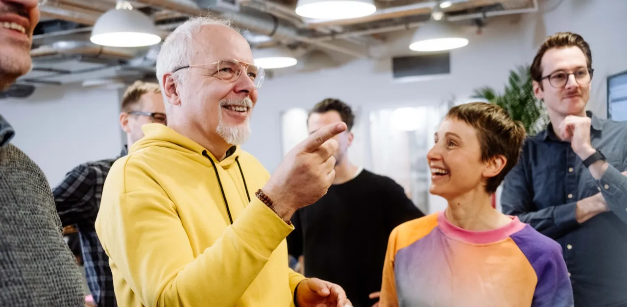 Das change//matters Team im lockeren Austausch im Büro.